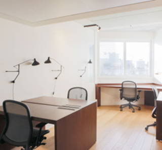 Bureau privé 15 m² 4 postes Coworking Boulevard du Montparnasse Paris 75014 - photo 3